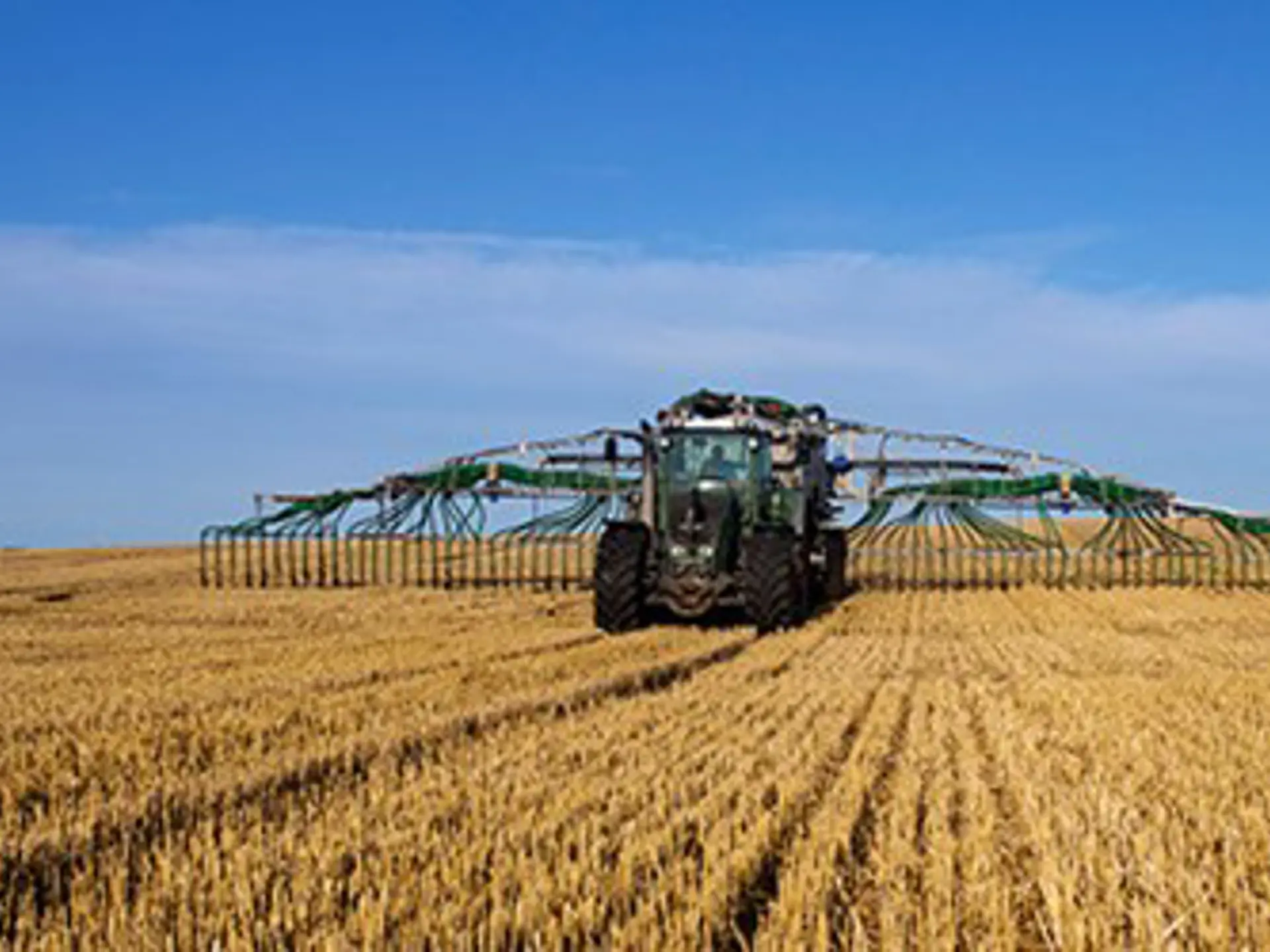 En traktor gödslar ett fält